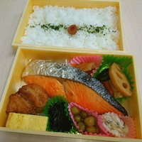 とんかつ まい泉 青山本店 - (^0_0^)とんかつ屋だけと…
                鮭弁当♥ >゜)))彡〰♥