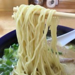 ラーメン 大和 - トンコツの細ちょい縮れ麺