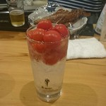 千匹屋 立ち飲み屋 - トマト山盛り！今日のマスターオリジナル酎ハイ