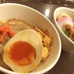 田原シティホテル - 料理写真:麺ズ バイキング
¥880でサラダ、唐揚げ焼きそばラーメンうどんハンバーグなどなど、食べ放題という夢のような漫画喫茶、アプレシオ

写真は、アレンジうどん。
とんこつうどん
と
ノーマルうどん