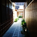 祇園 にしかわ - 外の玄関を入ると、お店の入口は、さらに奥に進んだところにある～♪(^o^)丿
