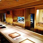 祇園 にしかわ - 檜で造られた高級感溢れる白っぽいカウンター席～♪(^o^)丿