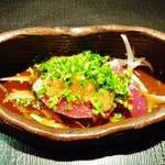 祇園 にしかわ - お造り：戻りカツオ！！脂ののった戻りカツオの表面のみを軽く炙り焼きしたものが４切れで、ぽん酢で味付け～！！脂がのって めちゃめちゃ旨かった～♪(^o^)丿