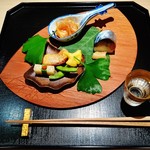 祇園 にしかわ - 八寸：鯖寿司、鯛の南蛮がけ、粟麩、さつまいも(いちょう)、はもの子、丹波枝豆 夏ずきん！！木のお皿に盛られて、イチョウの葉も盛り付け、もう芸術品だね～♪(^o^)丿