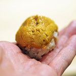 初音鮨 - 利尻の紫雲丹の握り