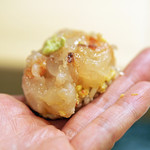 初音鮨 - 細かく叩いた千葉の伊勢海老とミソを合わせた握り