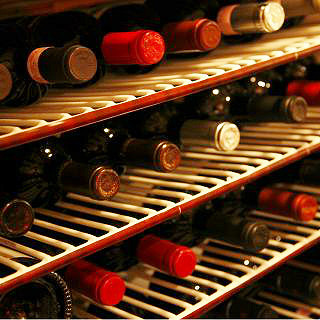 300 types in stock! A wine sommelier chooses a glass that goes well with your meal.