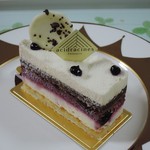 アシッドラシーヌ - リヴォワール　520円　珈琲の香りをつけたホワイトチョコのムースとカシスのクリーム、オレンジのダックワース