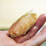 初音鮨 - 豊後水道の大分と愛媛の間の八幡浜であがった４ｋｇの白甘鯛の握り