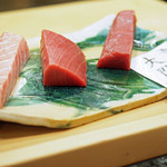 初音鮨 - １６４ｋｇの大間の鮪（石司商店）、左から大トロ、中トロ、赤身