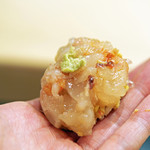 細かく叩いた千葉の伊勢海老とミソを合わせた握り