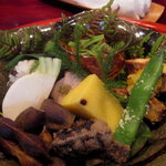 草喰 なかひがし - 10月【八寸】戻り鰹の燻製・祇園豆の醍醐まぶし・揚げ栗・ムカゴ入り餅米笹巻きなど