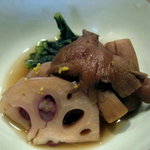 草喰 なかひがし - １０月炊合せ【小豆を射込んだ蓮根・虚無僧茸・蕪の葉】