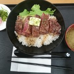 Yonezawa kohakudou yamagataken kankoubussan kaikan - ステーキ丼　お味噌汁とお新香付き
