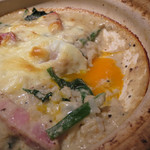 マルモキッチン - 厚切りベーコンと温泉卵の焼きカルボドリア。