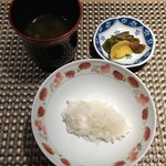 座屋 - まずはそのままで白米を頂きます。赤出汁・香の物