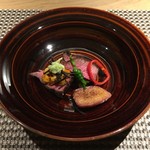 座屋 - 高知の黒毛和牛のヒレ肉の炭火焼（北海道のうに・自家製塩昆布・本わさび）・きたあかり・花にら・赤い万願寺唐辛子・無花果の赤ワイン煮