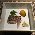 座屋 - 太刀魚を鰹の酒盗で漬け込み炭火で焼いたもの。仏手柑・南瓜のミント煮
