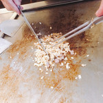 磐梯 - ニンニクを刻んでます。