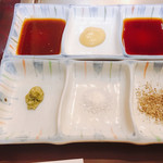 磐梯 - タレ、上左から、味噌ソース、辛子、ポン酢
      下左から、山葵、塩、胡椒