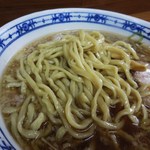 福来亭 - やや縮れの入った加水低めの平たい中太麺