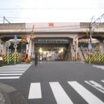 チャミヤラキッチン - 田端から～チェックポイント2／7　陸橋を下りたら横断歩道を渡り、やや斜めに進んで高崎／東北線を渡ります。人がいれば流れもあるはず。線路を越えると右手にカラオケバンバンが。