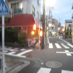 チャミヤラキッチン - 田端から～チェックポイント7／7　ここを左に曲がると緑の建物がチャミヤラキッチンです。