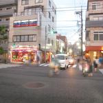 チャミヤラキッチン - 田端から～チェックポイント3／7　田端新町二丁目の交差点で明治通りを渡る。