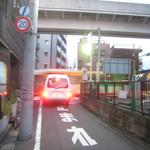 チャミヤラキッチン - 田端から～チェックポイント5／7　後はまっすぐ進むだけ。舎人ライナーの高架が見えてきました。これを渡ればもうすぐ。左手に赤土小学校前駅が見えます。