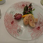 クッチーナ イタリアーナ ガッルーラ - 桜の木で軽く燻したフレッシュフォアグラとマンゴー　鴨棟肉のレアを添えて　山形県産栃の木のは花の蜂蜜のサルサ