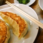 中華トントン - ジャンボびっくり餃子（割り箸の長さの2/3ぐらいのサイズ）
