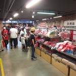 カープオフィシャルグッズショップ - 閉店間近ですが、お客さんが多く訪れています。