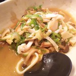 手打ちそば八轟 - イカとキノコのバター炒め