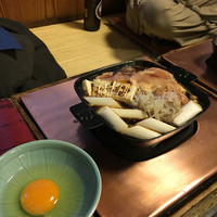 ぼたん - 鳥すきセット2人前。お代わりが2セット（同じものと、鶏団子バージョン）と、ご飯とメロンが付いてきます。左の方の膝に乗ってる青いのが、問題の紙ナプキン（笑）。