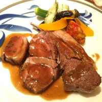 アピシウス - 焼尻島で飼育されている貴重な山羊、サフォークのソテーをジュのソースで。