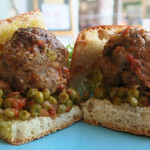 トレエウーノ サンドイッチ - “週替わりサンドイッチ”より「グリルハンバーグとグリンピースのトマト煮込みサンドイッチ」　二枚のパンの厚みをカウントすると
                                高さは９ｃｍ以上！
                                