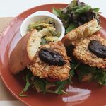 トレエウーノ サンドイッチ - “週替わりサンドイッチ”より「「アーモンドスライスの衣のカツサンド」ソースが、“バルサミコとトマトを煮詰めたソース” って所が
      粋でしょう？
      