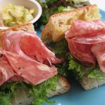 トレエウーノ サンドイッチ - “週替わりサンドイッチ”より「イタリアサラミとトロトロ玉ネギ  ゴルゴンゾーラのサンドイッチ」ゴルゴンゾーラの眩暈のするような濃厚な香り♪