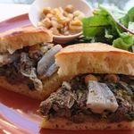 トレエウーノ サンドイッチ - “週替わりサンドイッチ”より「鹿と色々野菜＆ひよこ豆の煮込みのサンドイッチ」他所のサンドイッチ屋さんでは味わえない
                                おとなの響き…
                                