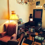 カフェトキオナ - 店内奥にある人気のソファ席。時間を忘れてゆったり寛いでください。