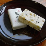 菓子司  丸中 - 東雲、皿に盛ってみた。