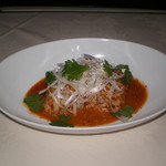 瀬里奈 - 　６月にいただいた期間限定メニューの蒸し鶏ですが、ピリ辛ソースがかかっています。