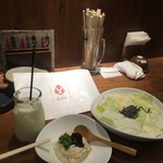 Sandaimetori Mero - 飲み物とお通し、燻製ポテトサラダ