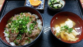 もとぶ食堂 - 沖縄ブランド豚「やんばる島豚あぐー」を、
ネギ塩だれと、もとぶ産シークヮーサー果汁でさっぱりと！おすすめです！！！