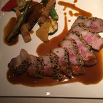 ラカーヴデランパール - 胡麻を纏ったガリシア栗豚バラ肉のロースト