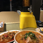 小天橋 タイ料理 Sala - 二番人気トムヤムクンラーメン、カレーにハイビスカスライス