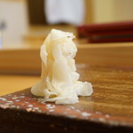 伊勢鮨 - ガリがそびえ立つ・・鮨屋の名店は、ガリにもコダワリがあり、店によって様々な特徴があるので食べ比べが面白い。