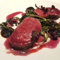レフェルヴェソンス - 
                焚火の香り～　エゾ鹿の鞍下肉を薪で焼いて、ホタテ貝のムスリーヌ、赤ピーマンの炭化ピュレ、赤紫蘇、空芯菜
