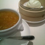 四川飯店 日本橋 - 上海蟹とフカヒレの濃厚スープ、花巻と一緒に