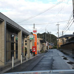 地図上では、この細い道の郵便局の向こう側のはず……。